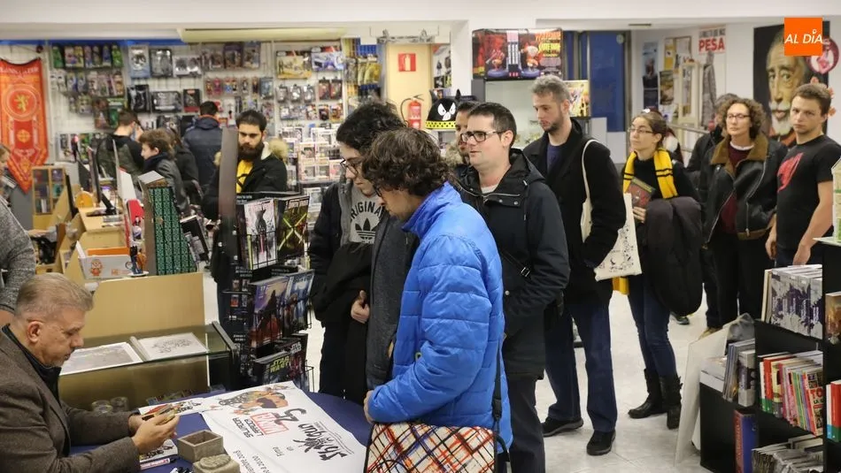 Larroca firma ejemplares a sus seguidores en Shogun Salamanca. Fotos: Alberto Martín