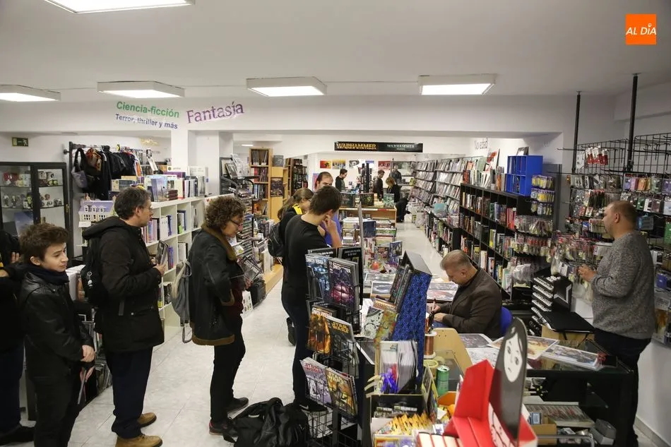 Foto 5 - El dibujante Salvador Larroca firma ejemplares de c&oacute;mic en Shogun, que sigue celebrando su 13...