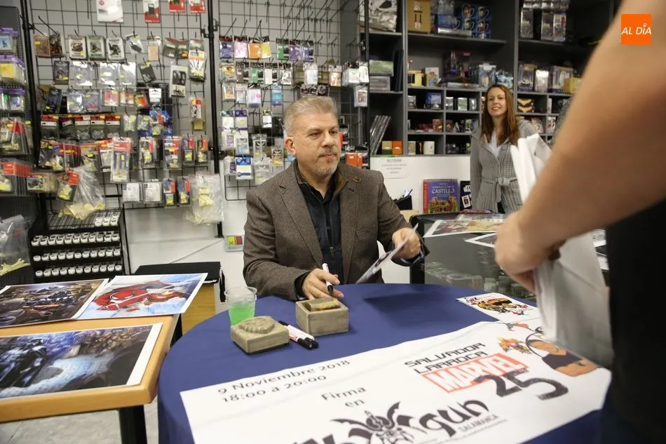 Foto 4 - El dibujante Salvador Larroca firma ejemplares de c&oacute;mic en Shogun, que sigue celebrando su 13...