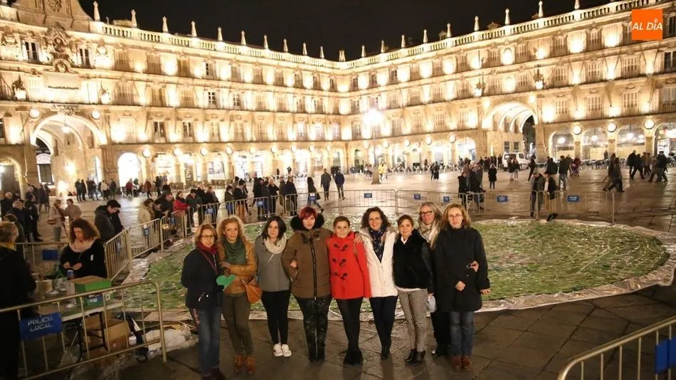 Las responsables de la organización, junto al corazón de corazones. Fotos: Alberto Martín