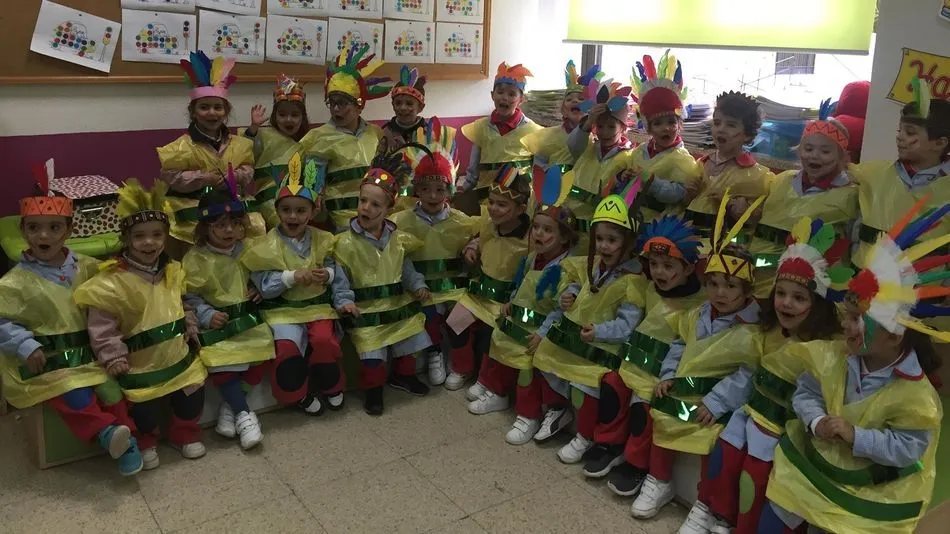 Los niños, disfrazados de indios en el centro.