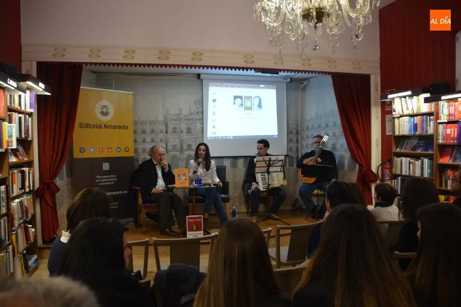 Foto 6 - El poemario Trazos ve la luz de la mano de Antonio Colinas y M&oacute;nica Velasco