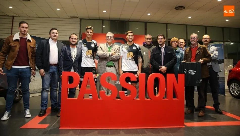 Unionistas presenta y presume de su nueva equipación