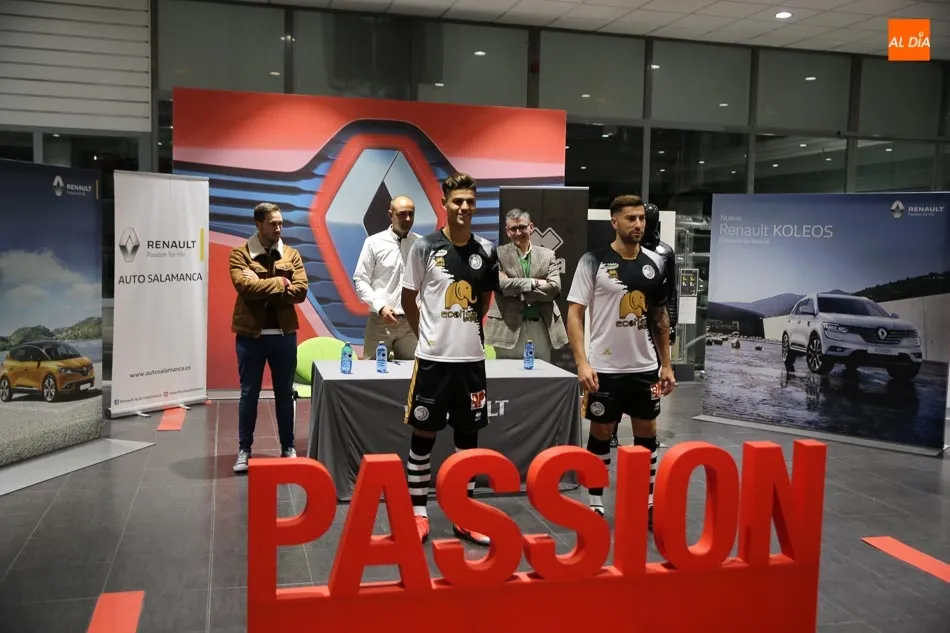 Foto 9 - Unionistas presenta y presume de su nueva equipaci&oacute;n