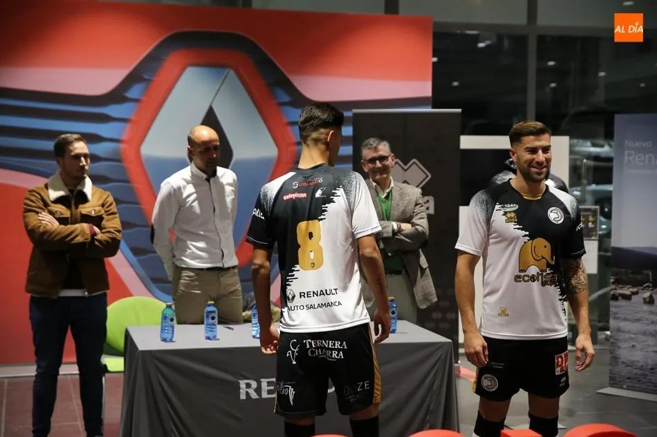 Foto 8 - Unionistas presenta y presume de su nueva equipaci&oacute;n