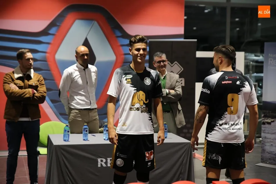 Foto 7 - Unionistas presenta y presume de su nueva equipaci&oacute;n