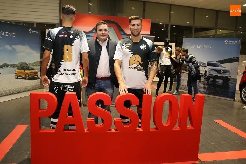 Foto 6 - Unionistas presenta y presume de su nueva equipaci&oacute;n