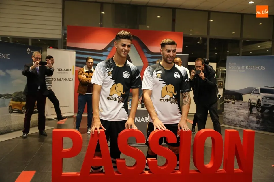 Foto 5 - Unionistas presenta y presume de su nueva equipaci&oacute;n