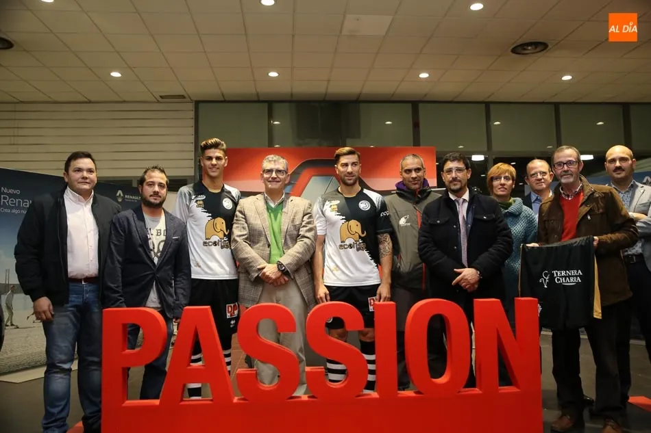 Foto 4 - Unionistas presenta y presume de su nueva equipaci&oacute;n