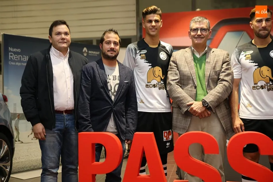 Foto 3 - Unionistas presenta y presume de su nueva equipaci&oacute;n
