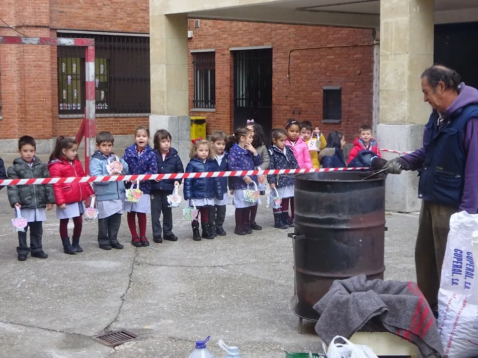 Foto 3 - El Colegio San Juan Bosco celebra el D&iacute;a de la Casta&ntilde;a Asada
