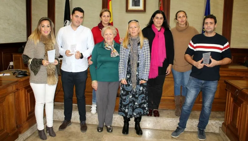 Representantes de los establecimientos premiados en el Concurso de Escaparates