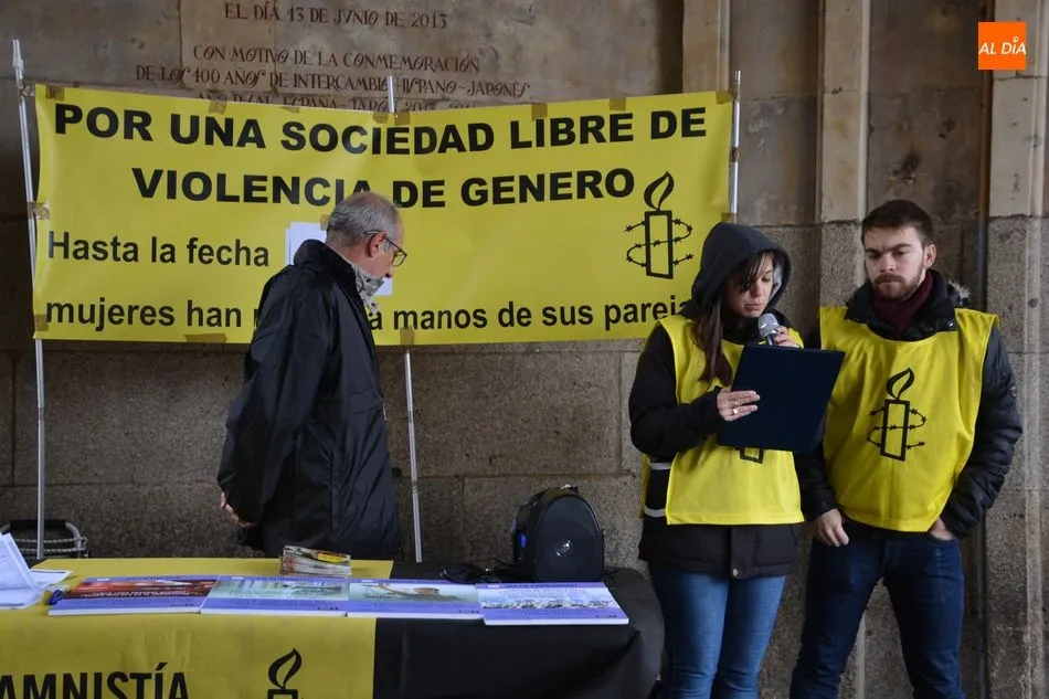 Foto 11 - Amnist&iacute;a Internacional&nbsp;arropa a las v&iacute;ctimas de violencia sexual en la Plaza Mayor  
