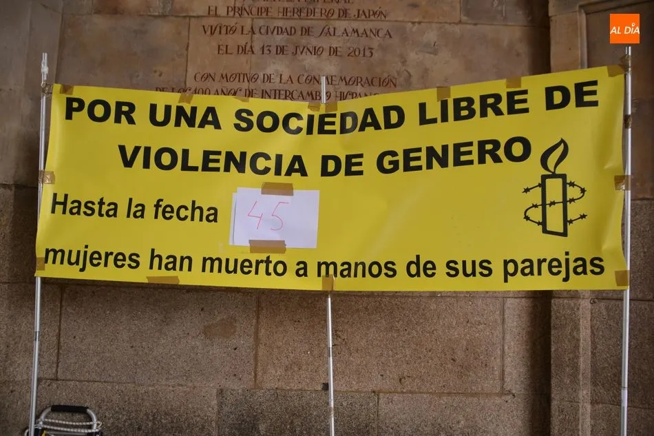 Foto 9 - Amnist&iacute;a Internacional&nbsp;arropa a las v&iacute;ctimas de violencia sexual en la Plaza Mayor  