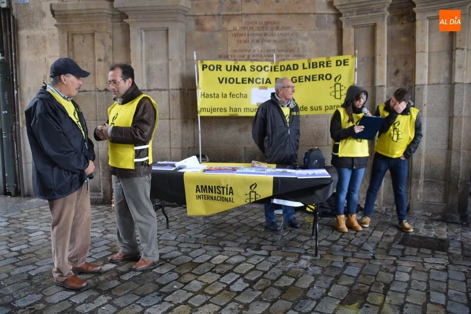 Foto 8 - Amnist&iacute;a Internacional&nbsp;arropa a las v&iacute;ctimas de violencia sexual en la Plaza Mayor  
