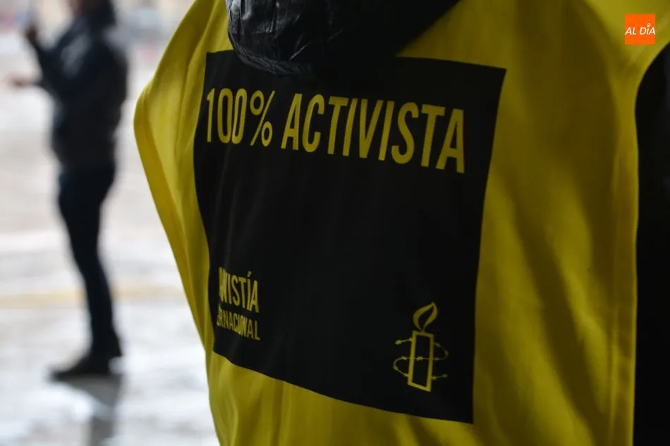Foto 7 - Amnist&iacute;a Internacional&nbsp;arropa a las v&iacute;ctimas de violencia sexual en la Plaza Mayor  