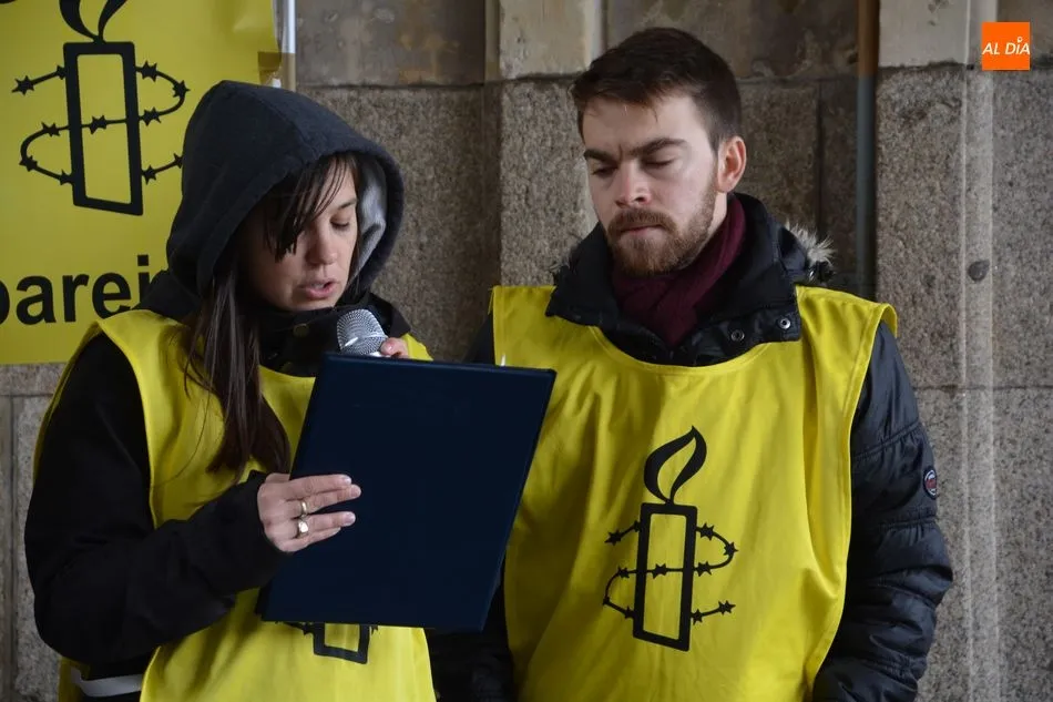 Foto 6 - Amnist&iacute;a Internacional&nbsp;arropa a las v&iacute;ctimas de violencia sexual en la Plaza Mayor  