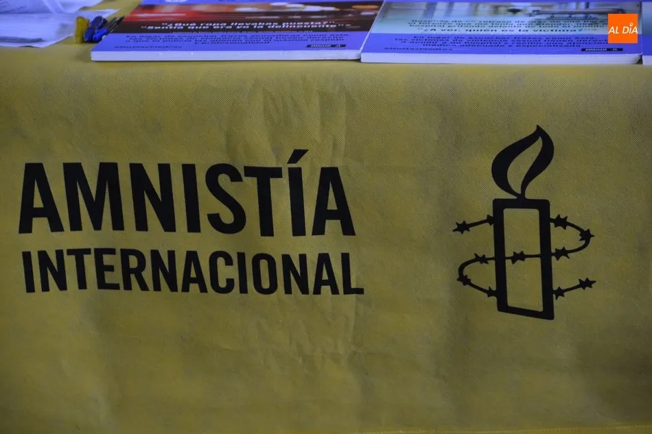 Foto 5 - Amnist&iacute;a Internacional&nbsp;arropa a las v&iacute;ctimas de violencia sexual en la Plaza Mayor  