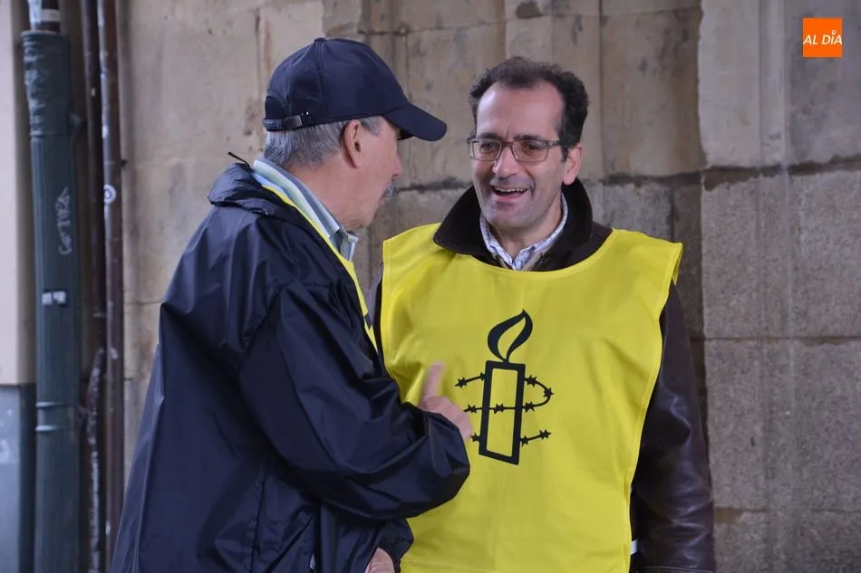 Foto 4 - Amnist&iacute;a Internacional&nbsp;arropa a las v&iacute;ctimas de violencia sexual en la Plaza Mayor  