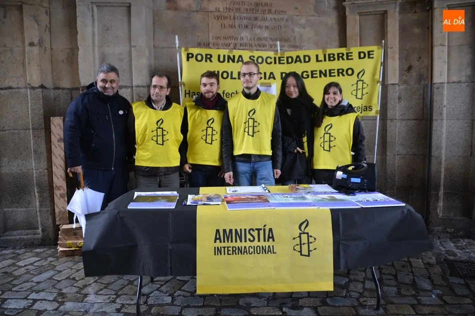 Foto 3 - Amnist&iacute;a Internacional&nbsp;arropa a las v&iacute;ctimas de violencia sexual en la Plaza Mayor  