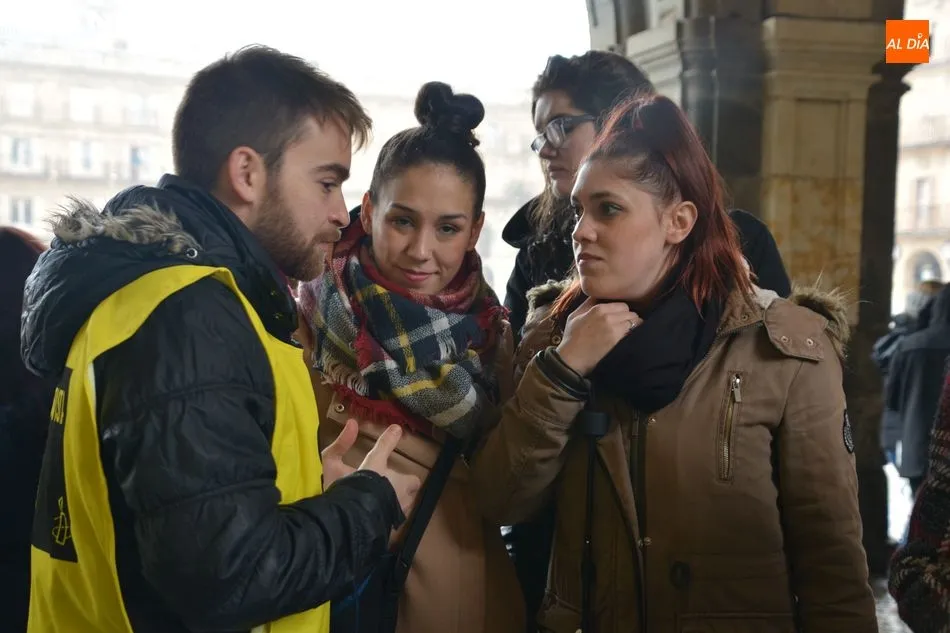 Foto 2 - Amnist&iacute;a Internacional&nbsp;arropa a las v&iacute;ctimas de violencia sexual en la Plaza Mayor  