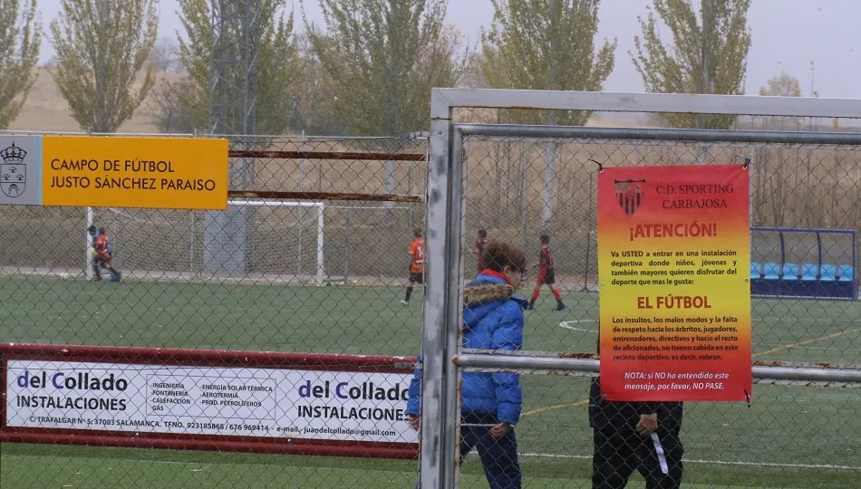 Foto 2 - Si no entiendes el f&uacute;tbol sin malos modos no vayas, el lema del Sporting Carbajosa para evitar...