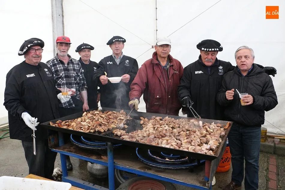 La carpa municipal acogió la celebración de la matanza con numerosas degustaciones de productos del cerdo