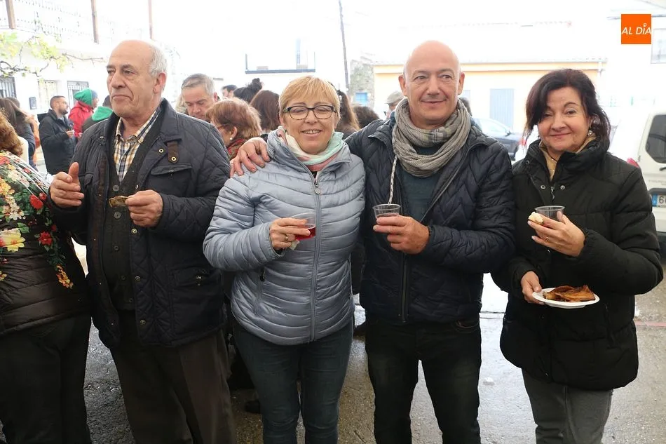 Foto 8 - La fiesta de San Mart&iacute;n se inicia con una matanza al abrigo de la lluvia