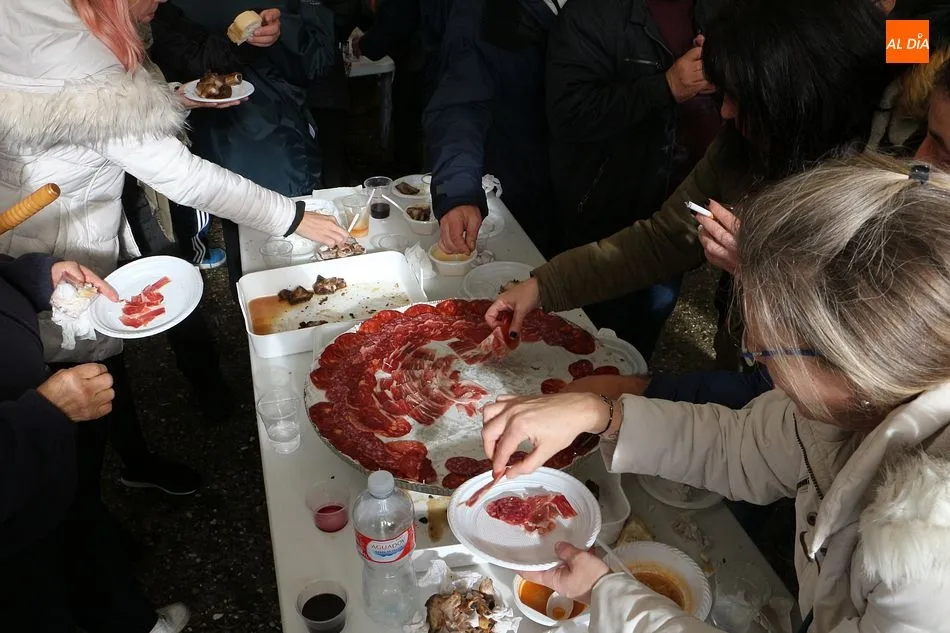 Foto 3 - La fiesta de San Mart&iacute;n se inicia con una matanza al abrigo de la lluvia