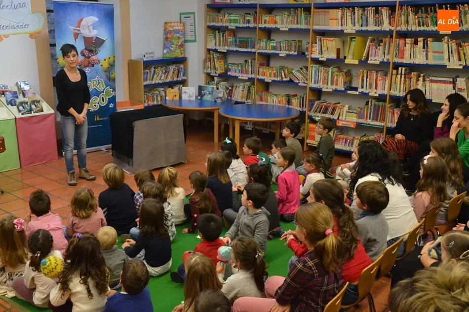 Masiva asistencia a la doble sesión de cuentacuentos con Pilar Borrego  