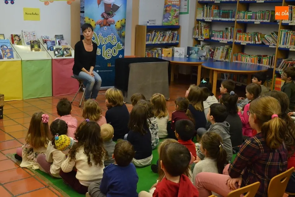 Foto 6 - Masiva asistencia a la doble sesi&oacute;n de cuentacuentos con Pilar Borrego  