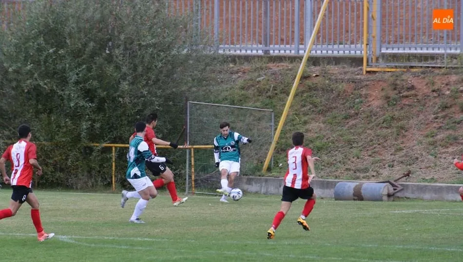 Un lance del encuentro entre el Pizarrales y el Hergar B. Fotos: Alberto Martín