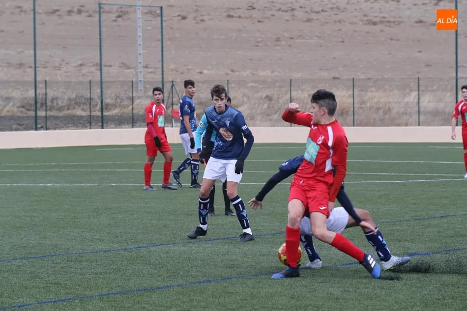Foto 11 - Gran victoria del Santa Marta de Liga Nacional Juvenil en Ponferrada (0-2) mientras el Navega gana...