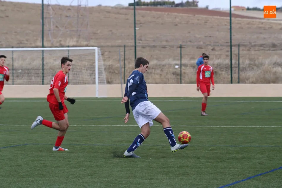 Foto 4 - Gran victoria del Santa Marta de Liga Nacional Juvenil en Ponferrada (0-2) mientras el Navega gana...