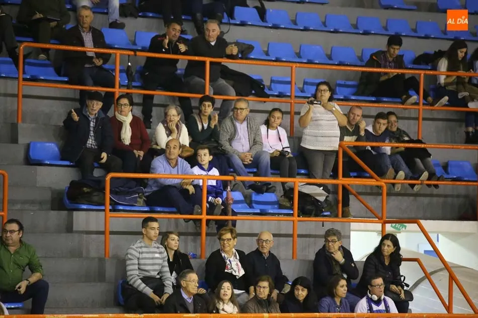 Foto 10 - El FS Salamanca vuelve a la victoria ante un rival directo (3-1)