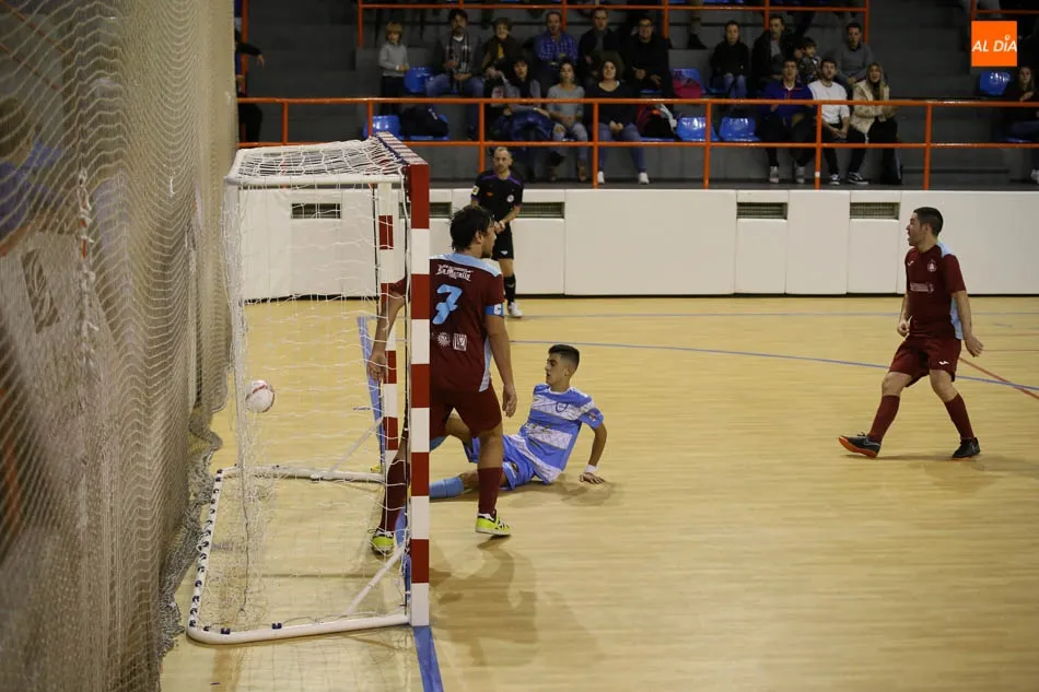 Foto 3 - El FS Salamanca vuelve a la victoria ante un rival directo (3-1)