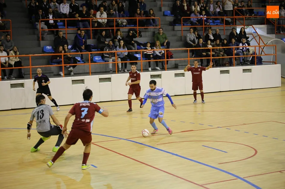 Foto 2 - El FS Salamanca vuelve a la victoria ante un rival directo (3-1)