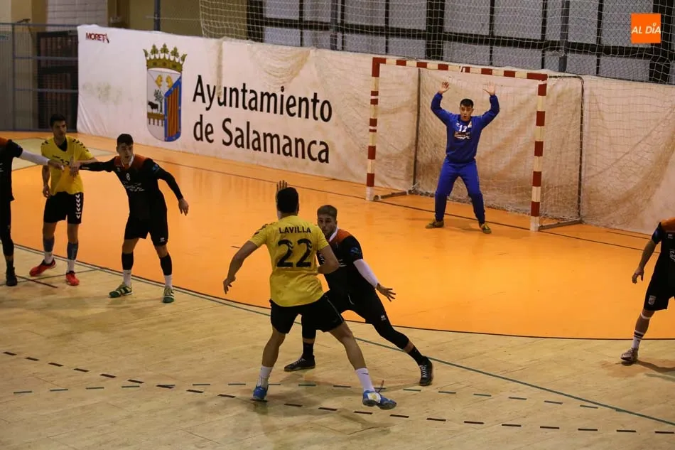 Foto 9 - El Autocar&eacute;s Sanal&oacute;n sigue con su buena racha puntuando y firma las tablas con el Balonmano Soria ...