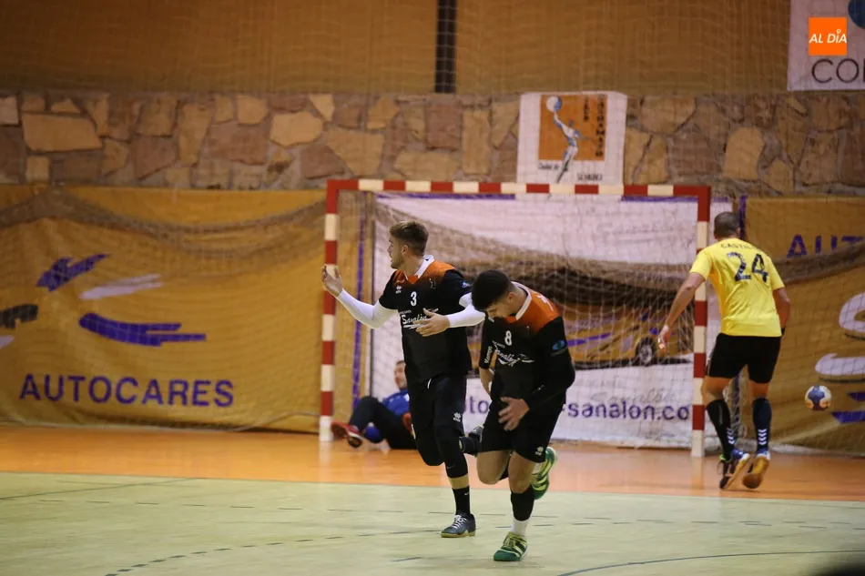 Foto 8 - El Autocar&eacute;s Sanal&oacute;n sigue con su buena racha puntuando y firma las tablas con el Balonmano Soria ...