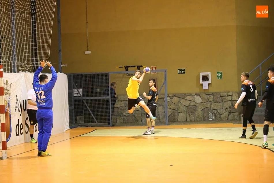 Foto 6 - El Autocar&eacute;s Sanal&oacute;n sigue con su buena racha puntuando y firma las tablas con el Balonmano Soria ...