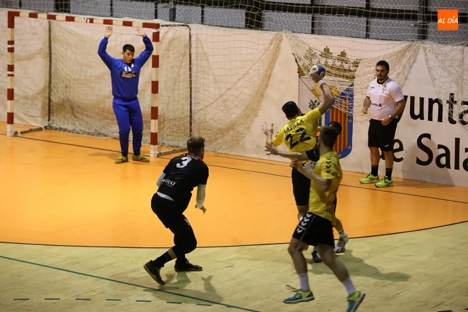 Foto 5 - El Autocar&eacute;s Sanal&oacute;n sigue con su buena racha puntuando y firma las tablas con el Balonmano Soria ...