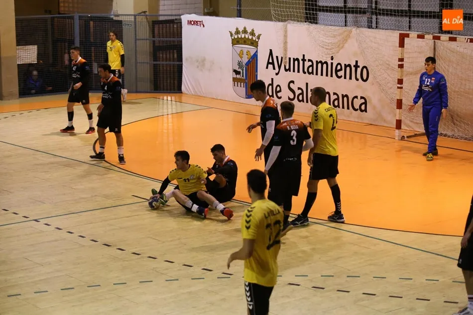 Foto 3 - El Autocar&eacute;s Sanal&oacute;n sigue con su buena racha puntuando y firma las tablas con el Balonmano Soria ...