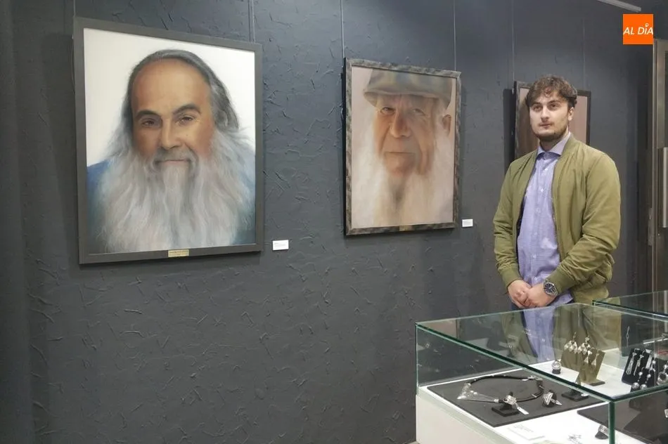 El artista Diego del Pozo, junto a varias de sus obras expuestas en la Galería Luis Méndez