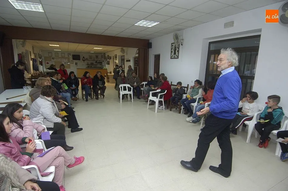 Foto 10 - Tarde de carcajadas en Mart&iacute;n de Yeltes gracias a un taller de risoterapia  