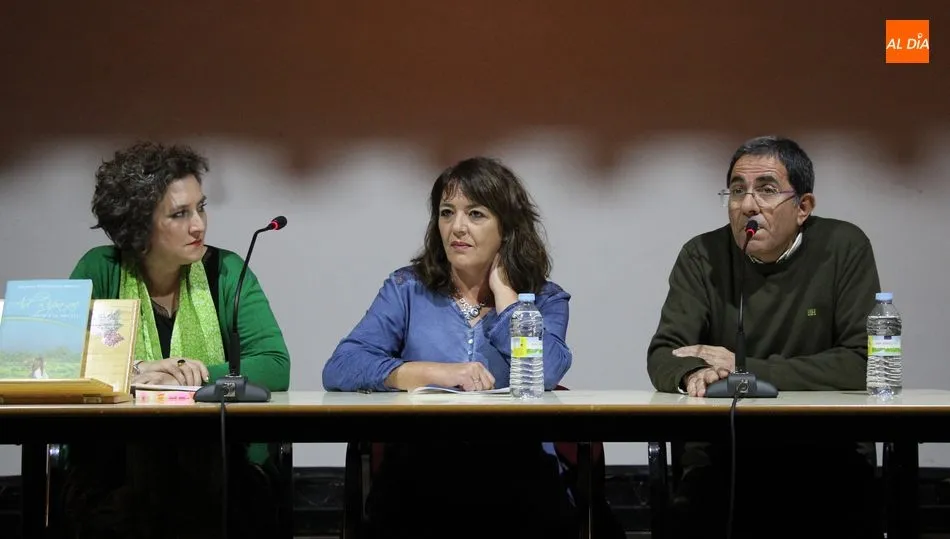 Marisol Hernández en el centro, junto a Milagros García y Antonio Seisdedos / CORRAL