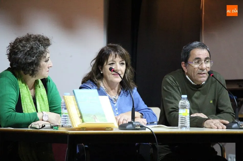 Foto 9 - Interesante acto cultural del Grupo Vecinal Villarino y Cabeza vestido de literatura y m&uacute;sica  
