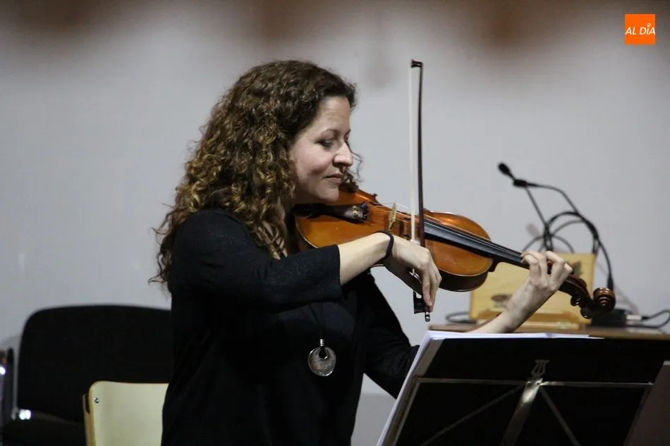 Foto 5 - Interesante acto cultural del Grupo Vecinal Villarino y Cabeza vestido de literatura y m&uacute;sica  