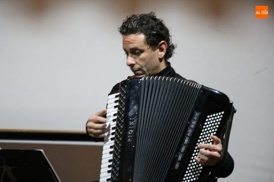Foto 4 - Interesante acto cultural del Grupo Vecinal Villarino y Cabeza vestido de literatura y m&uacute;sica  