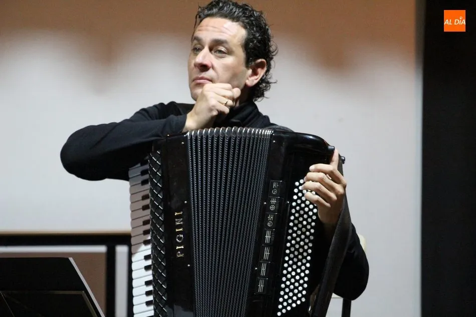 Foto 3 - Interesante acto cultural del Grupo Vecinal Villarino y Cabeza vestido de literatura y m&uacute;sica  