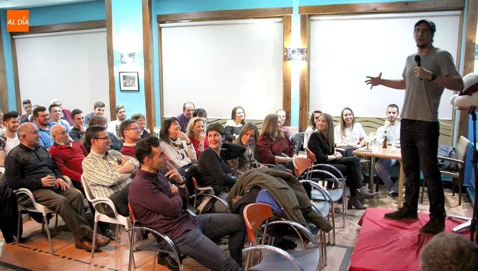 Fernando Gaercía Torres durante su actuación en la Cafetería Imperial